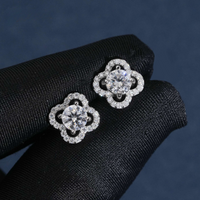 Pendientes de racimo de flores redondas con diamantes de laboratorio – Oro de 14k