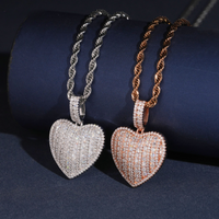 Colgante de corazón con diamantes de laboratorio talla baguette – Oro de 14k