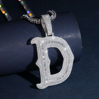 Colgante de letra baguette con diamante de laboratorio – Oro de 14k
