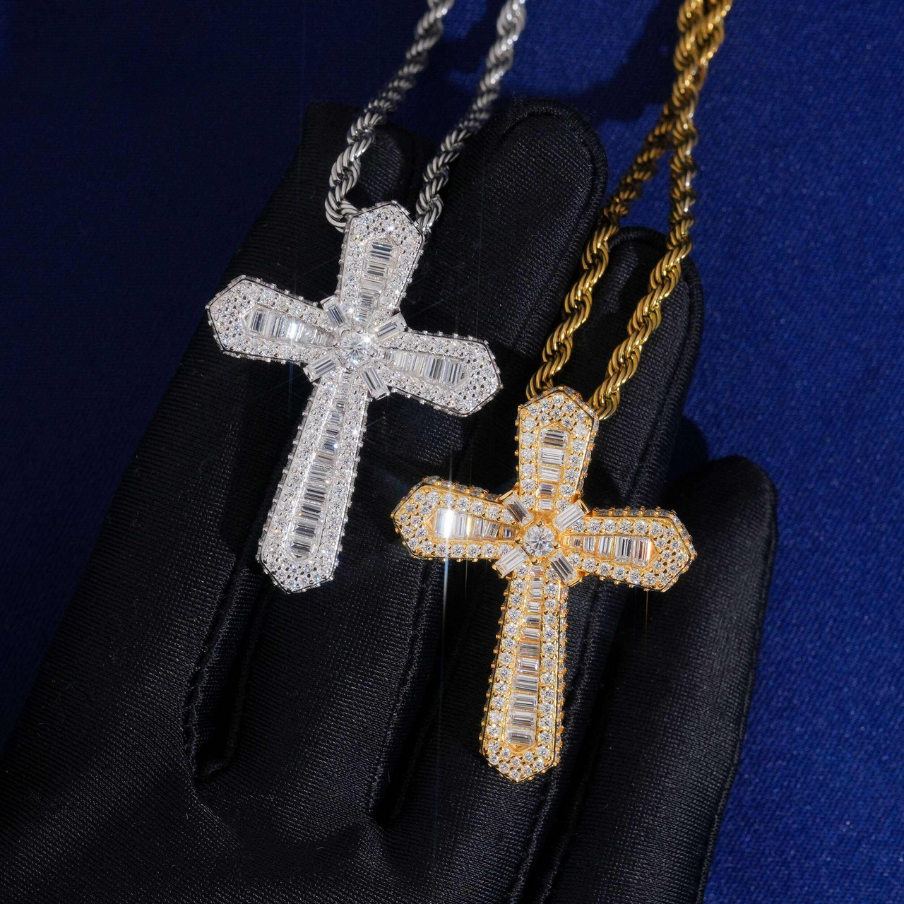 Colgante Cruz de Baguette con Diamantes de Laboratorio – Oro de 14k