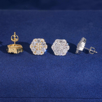 Pendientes de botón redondos con forma de racimo de flores y diamantes cultivados en laboratorio – Oro de 14k