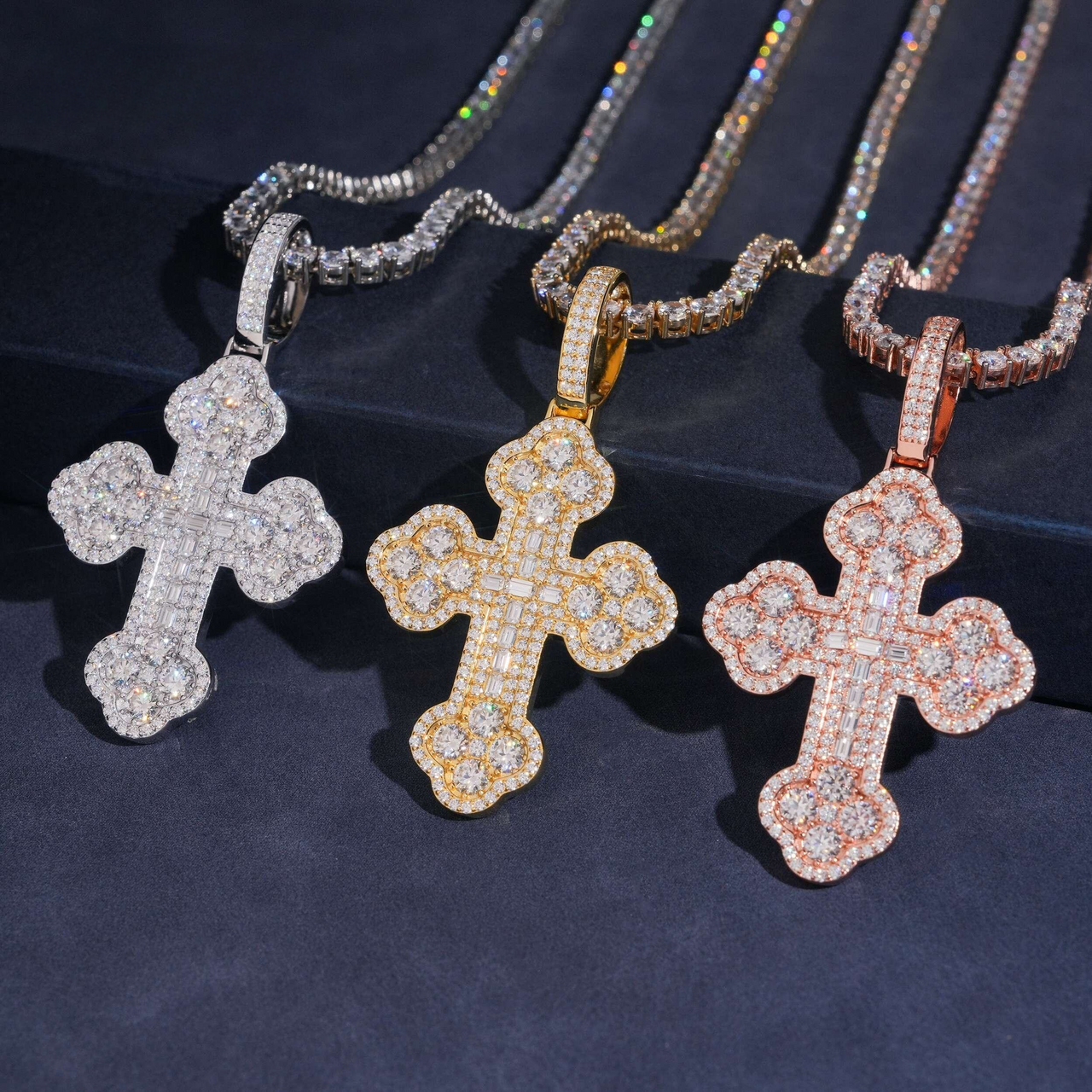 Colgante de Cruz Adornado con Diamantes de Laboratorio de Tallas Baguette y Redonda – Oro de 14k