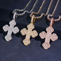 Colgante de Cruz Adornado con Diamantes de Laboratorio de Tallas Baguette y Redonda – Oro de 14k