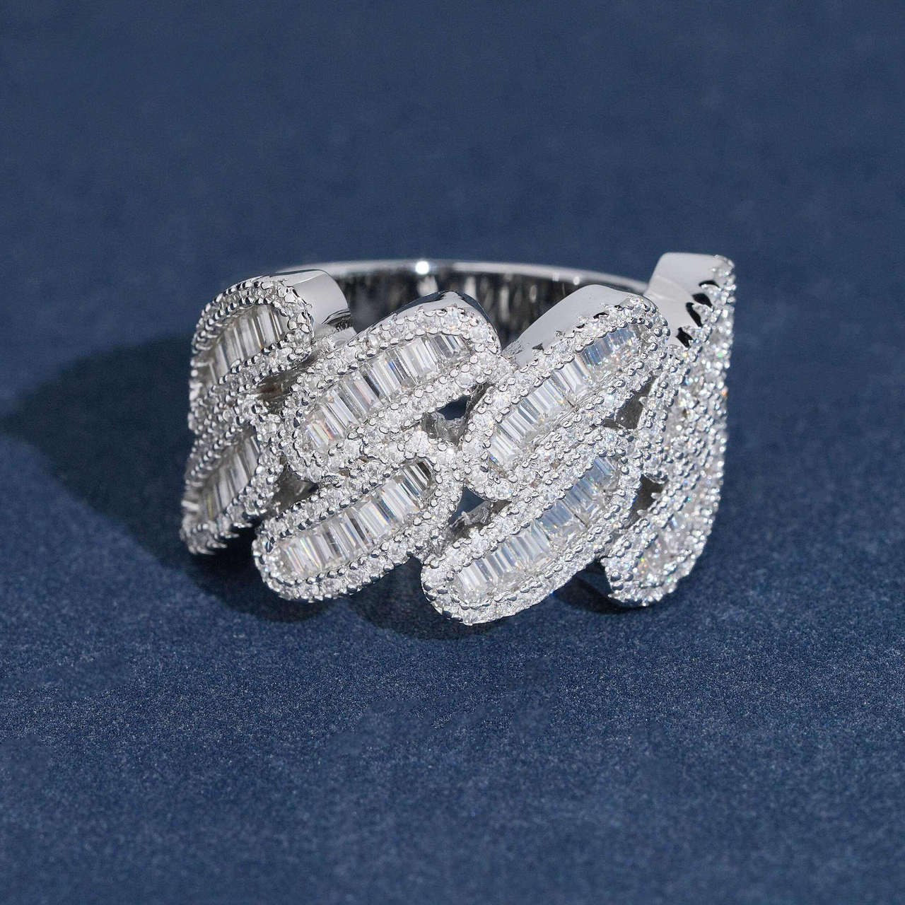 Anillo de eslabones cubanos trenzados tipo baguette con diamantes de laboratorio – Oro de 14k