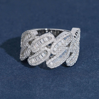 Anillo de eslabones cubanos trenzados tipo baguette con diamantes de laboratorio – Oro de 14k