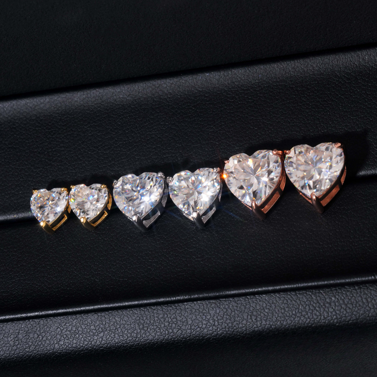 Pendientes de Oro de 14k con Diamante de Laboratorio y Diseño de Corazón con Garras