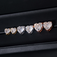 Pendientes de Oro de 14k con Diamante de Laboratorio y Diseño de Corazón con Garras