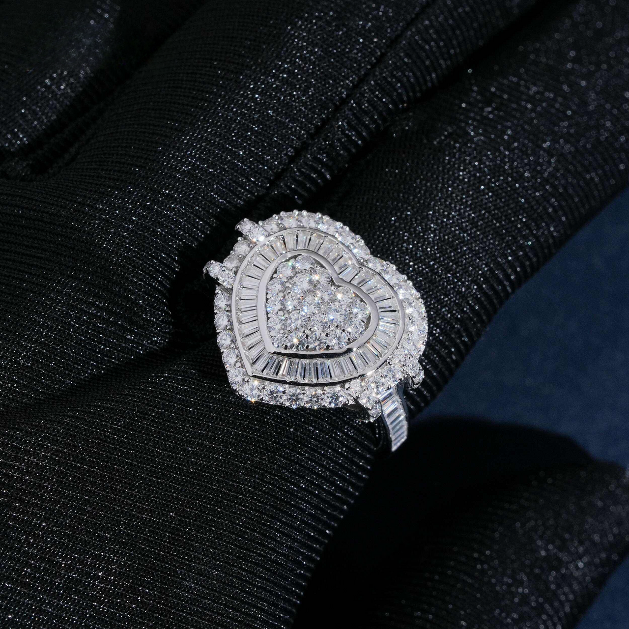 Anillo de Oro de 14k con Diamante de Laboratorio Halo y Baguettes Corazón