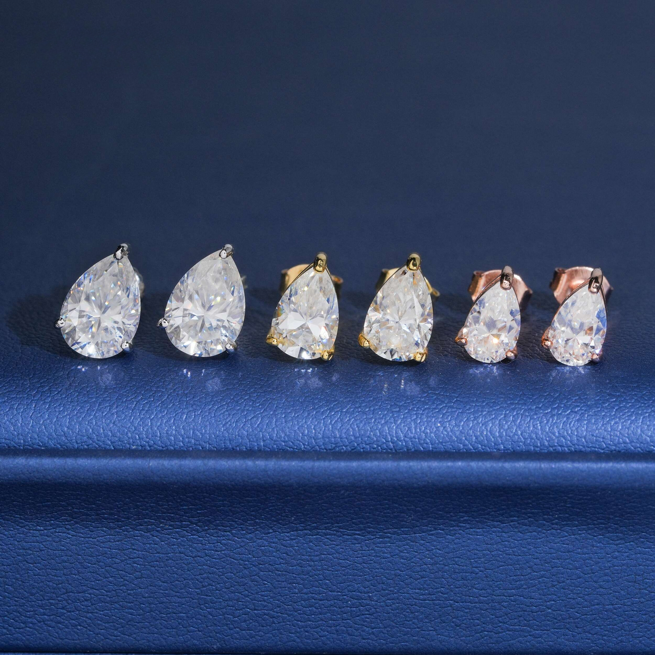 Pendientes de botón en oro de 14k con diamantes de laboratorio talla pera
