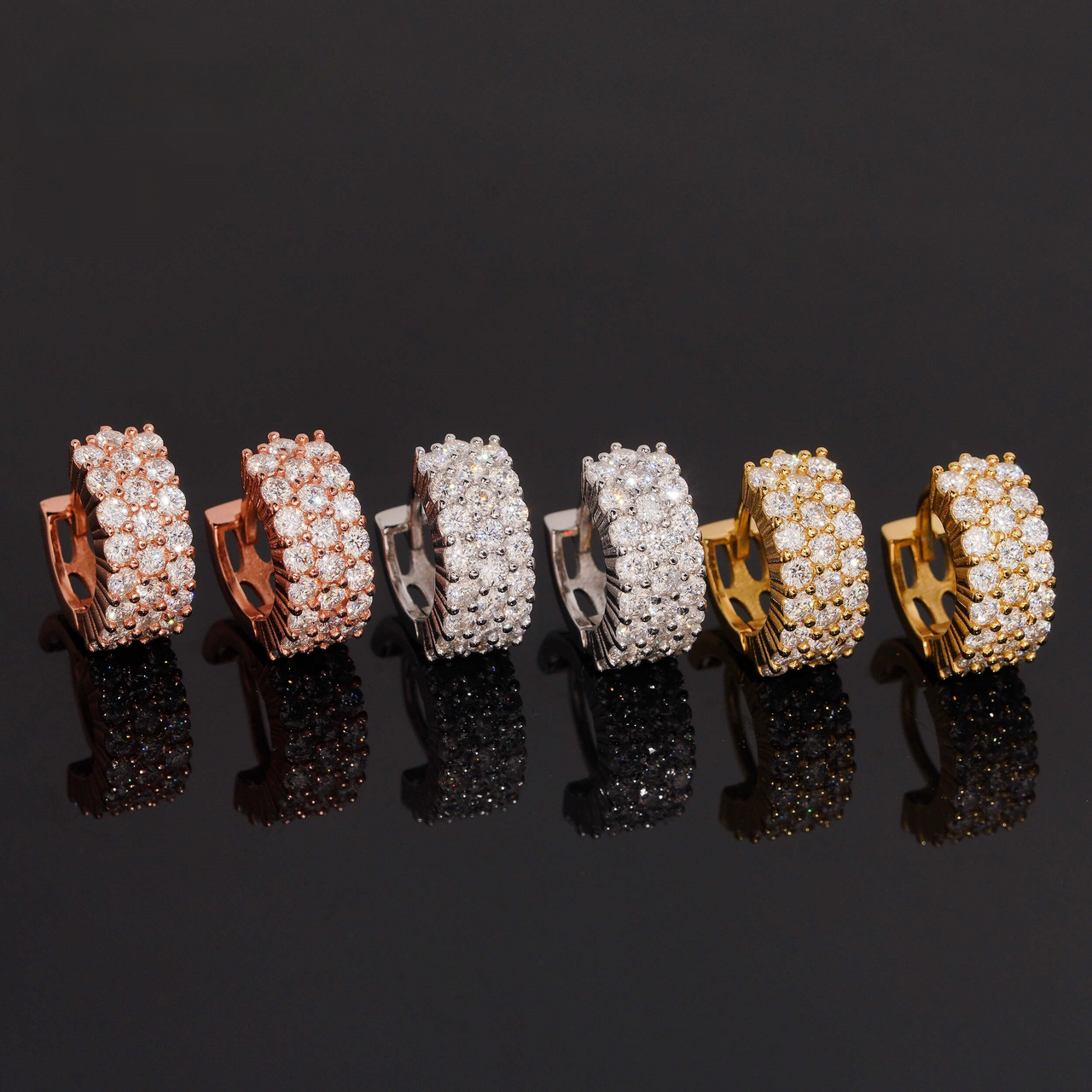 Pendientes de aro Huggie pavé de oro de 14k con diamantes cultivados
