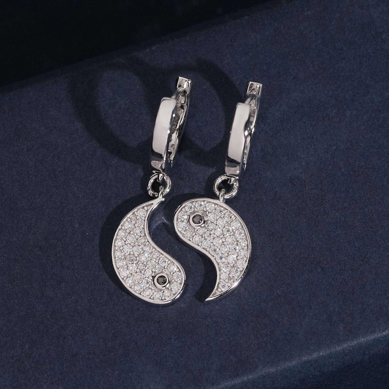 Pendientes de aro Yin Yang con diamantes de laboratorio – Oro de 14k