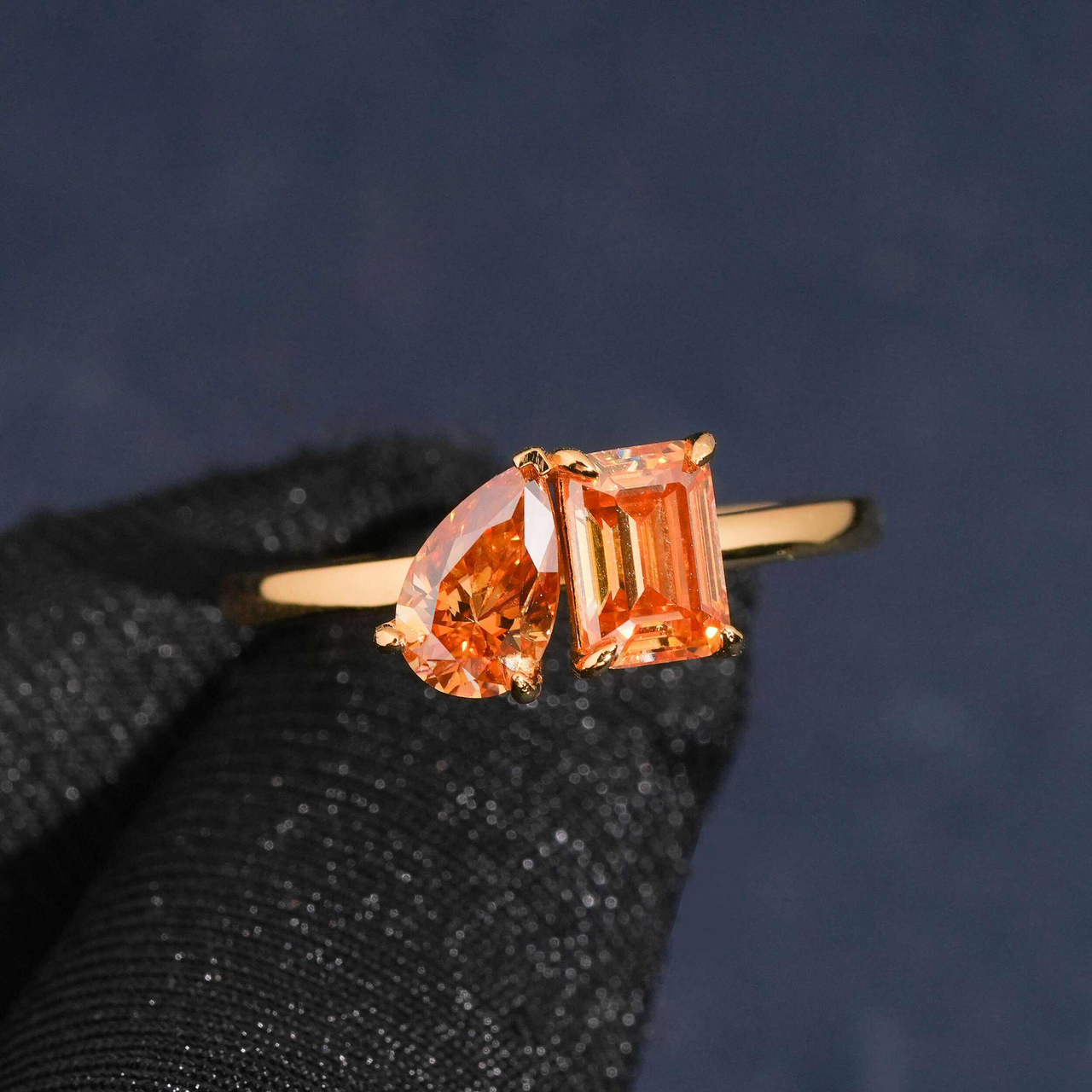 Anillo Toi et Moi con Diamantes de Laboratorio, Corte Pera, Esmeralda Naranja – Oro de 14k