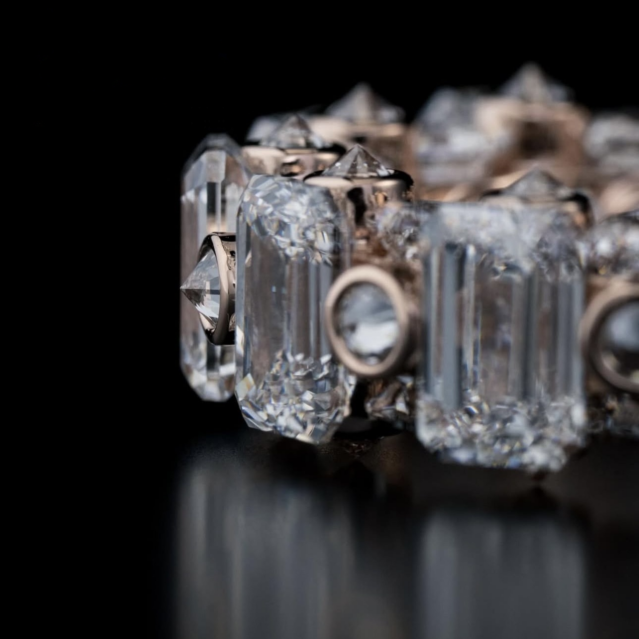 Anillo de oro de 14k con diamante de laboratorio y esmeralda hexagonal invertida