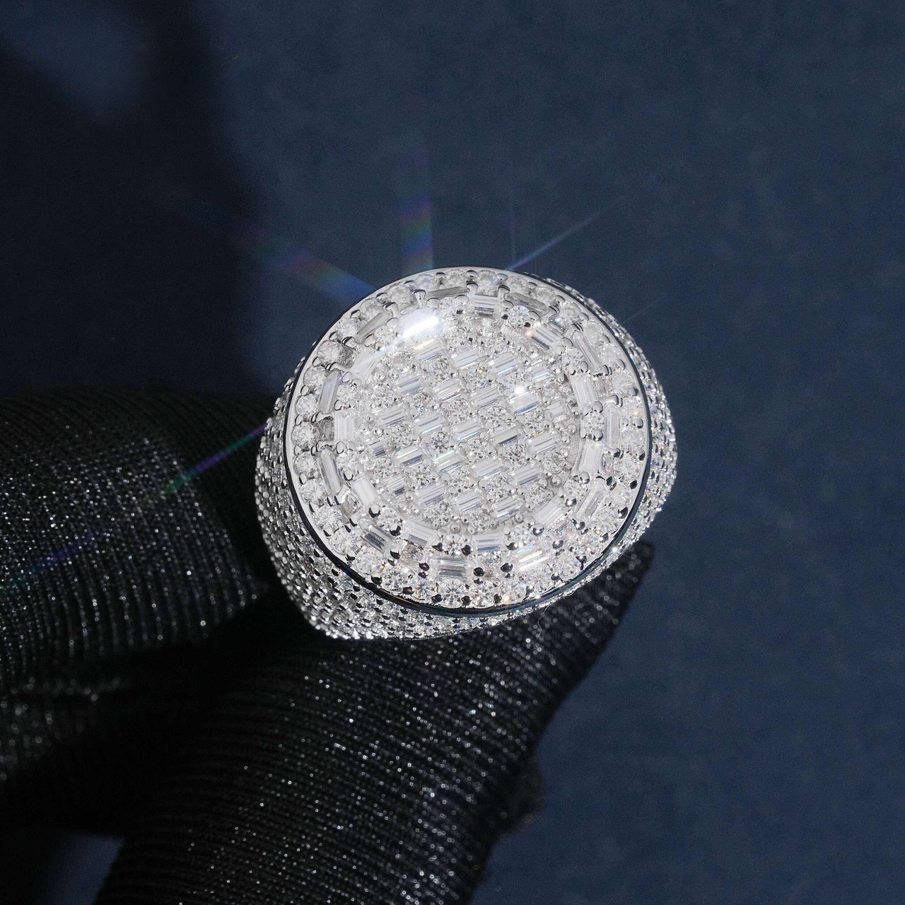 Anillo con pavé de diamante de laboratorio en forma de círculo y baguette – Oro de 14k