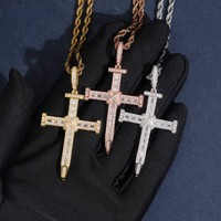 Colgante de cruz con clavo de baguette y diamante de laboratorio – Oro de 14k