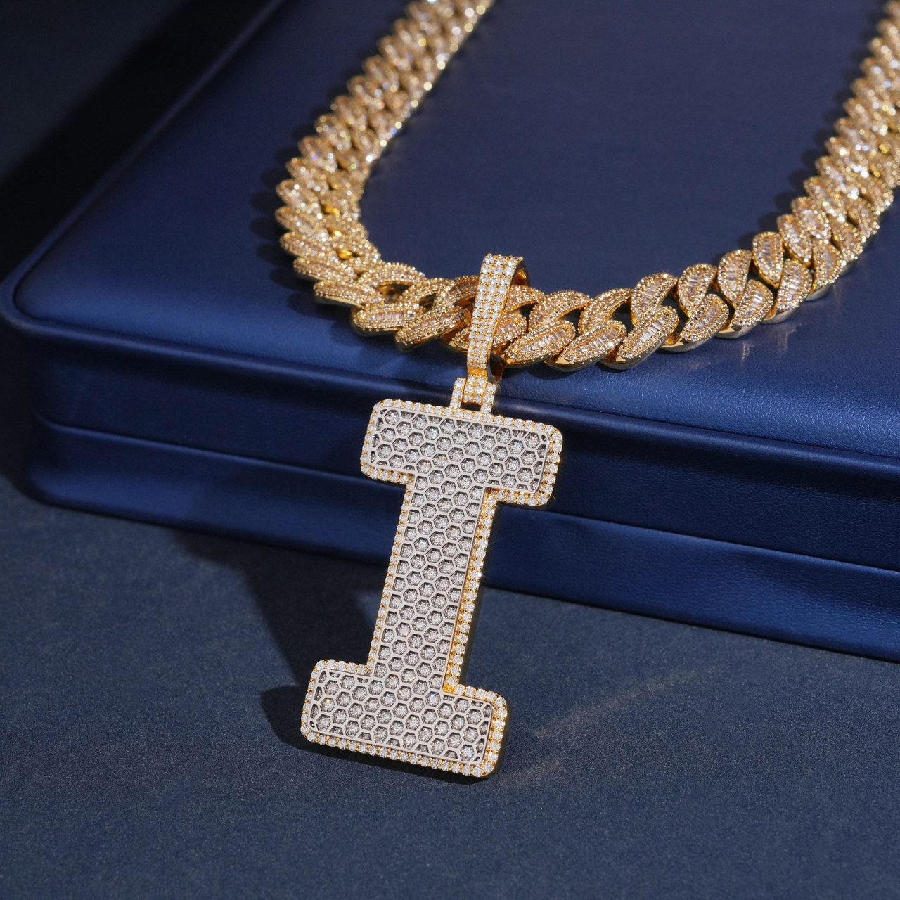 Colgante con letra en forma de panal de abeja grueso con diamantes de laboratorio – Oro de 14k