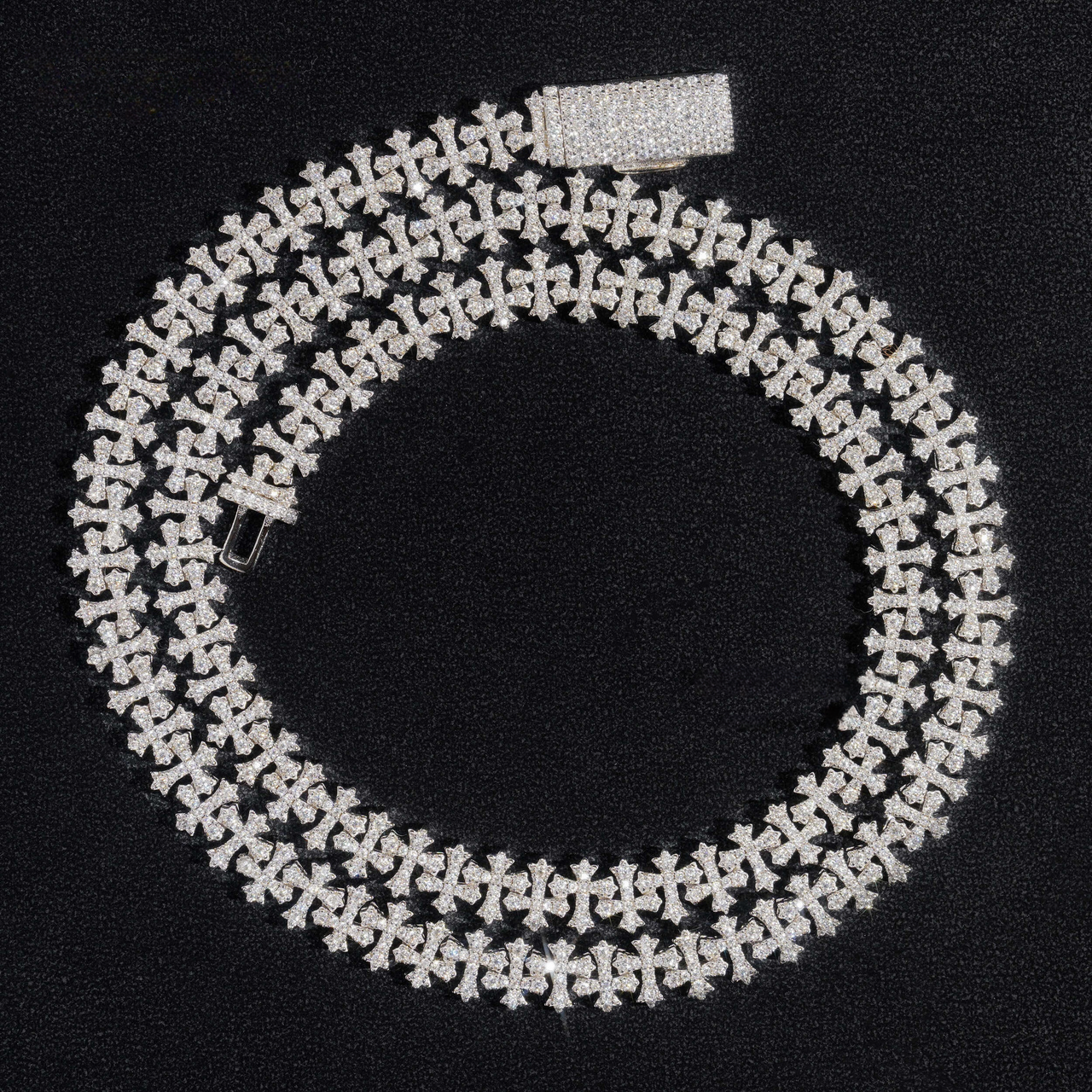 Collar de cruz maciza con pavé completo – Oro de 14k con diamantes de laboratorio