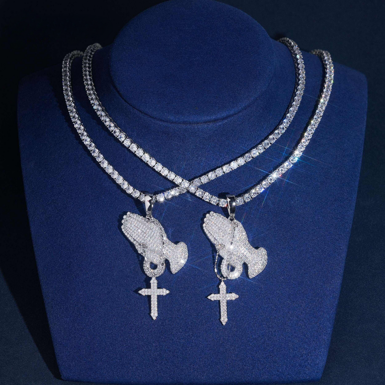 Colgante de Rosario de Manos Orando con Diamante de Laboratorio – Oro de 14k