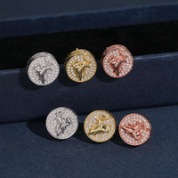 Pendientes de botón con manos orando y pavé de diamantes de laboratorio circulares – Oro de 14k