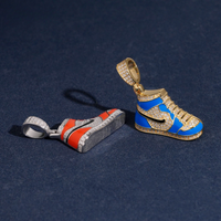 Colgante de zapatilla sólida con diamante de laboratorio – Oro de 14k