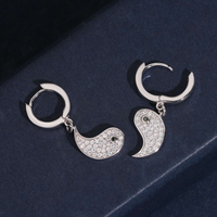 Pendientes de aro Yin Yang con diamantes de laboratorio – Oro de 14k