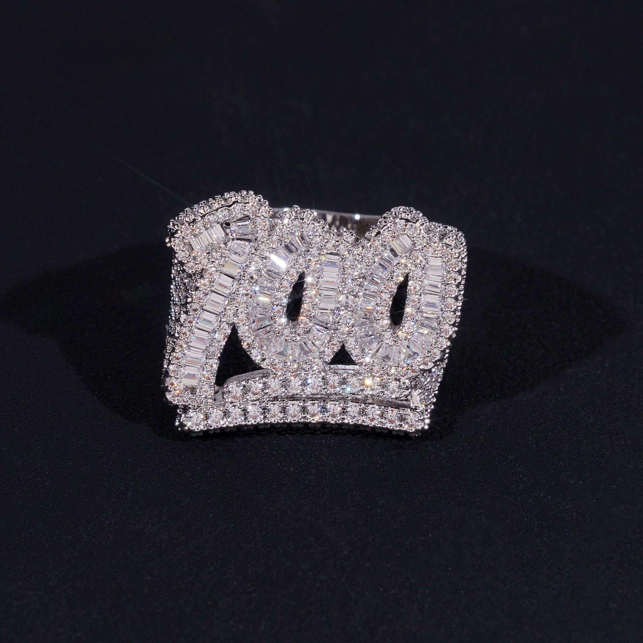 Anillo de oro de 14k con diamantes de laboratorio talla baguette pavé de 100
