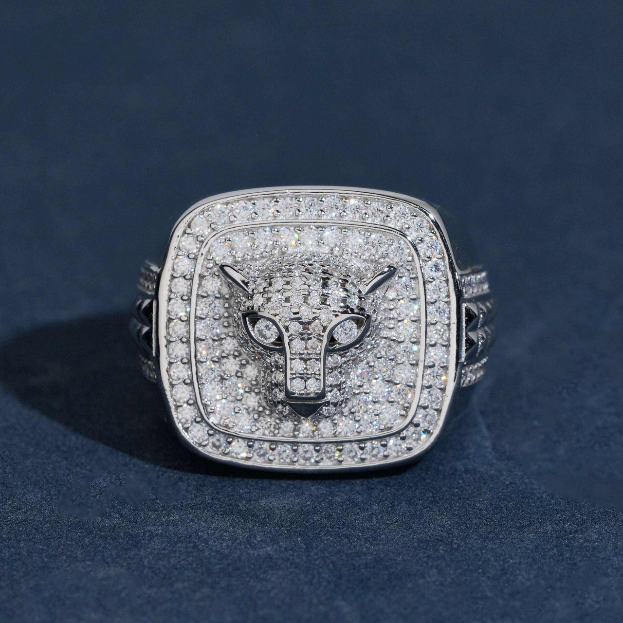 Anillo con cabeza de leopardo con diamante de laboratorio cuadrado – Oro de 14k
