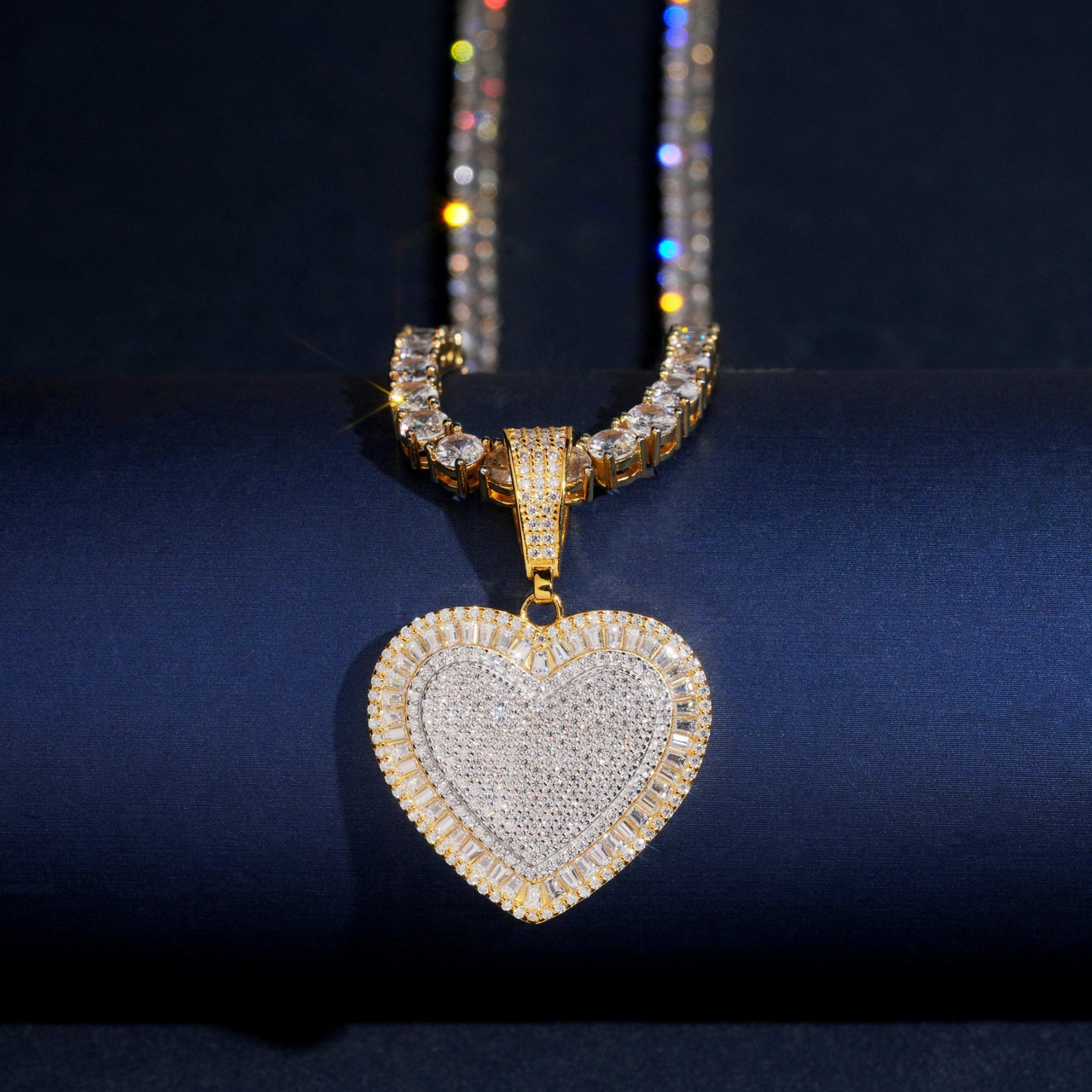 Colgante de corazón con diamantes de laboratorio talla baguette – Oro de 14k