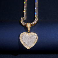 Colgante de corazón con diamantes de laboratorio talla baguette – Oro de 14k