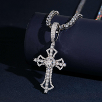 Colgante de cruz grande de piedra ornamentada con diamante de laboratorio – Oro de 14k