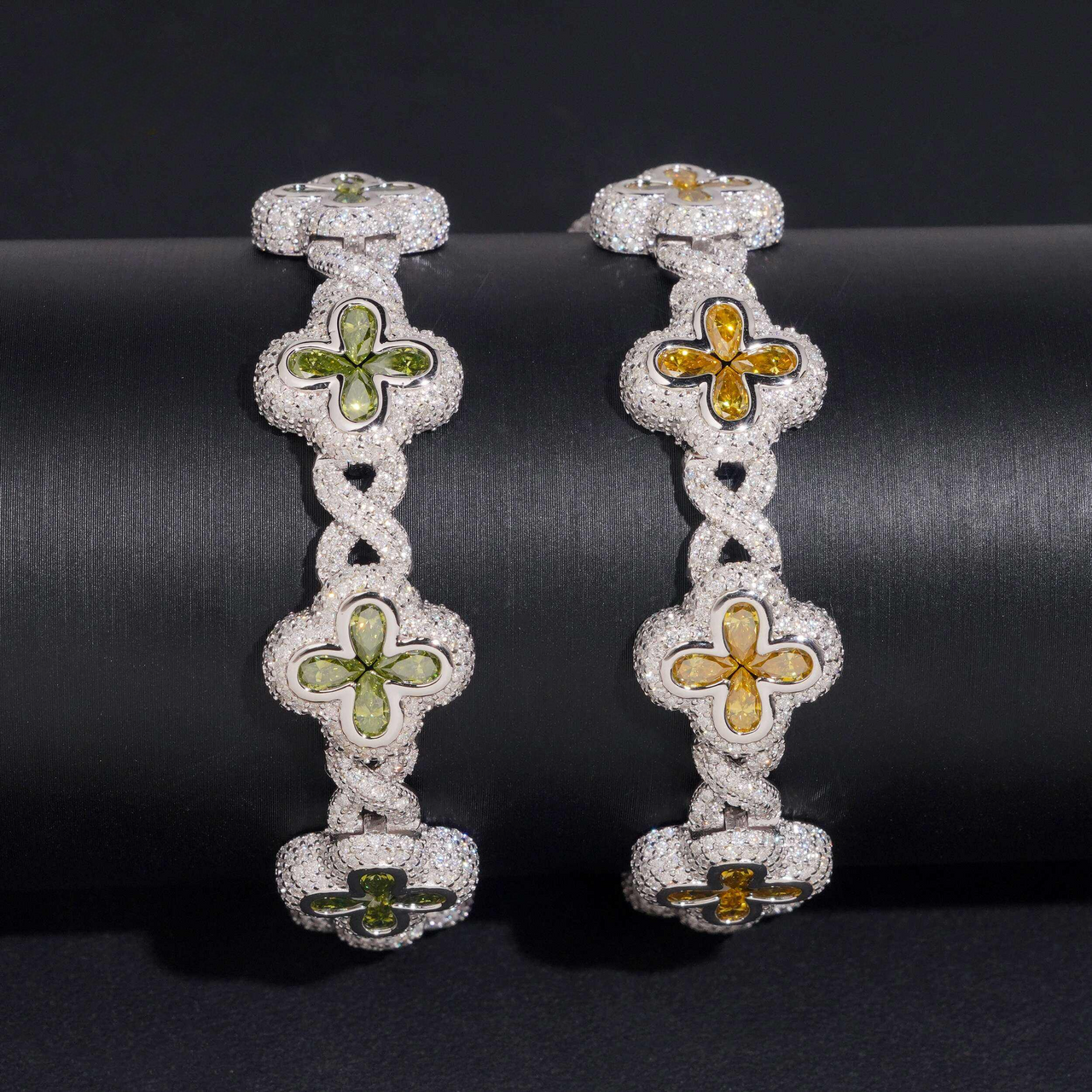 Pulsera trébol helado - Oro de 14k con diamantes VVS de laboratorio verdes y naranjas