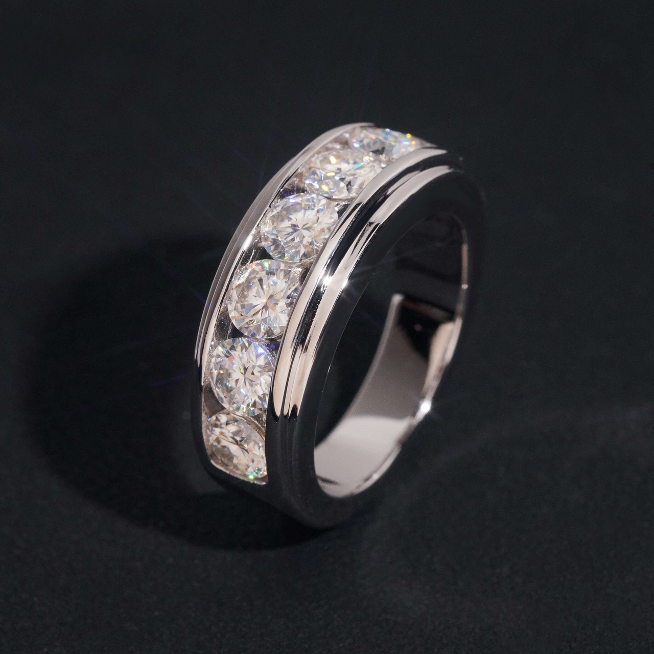 Anillo de eternidad redondo con diamantes de laboratorio engastados en canal – Oro de 14k