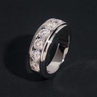 Anillo de eternidad redondo con diamantes de laboratorio engastados en canal – Oro de 14k