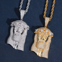 Colgante Jesús de Oro 14k con Diamantes de Laboratorio de Varias Formas