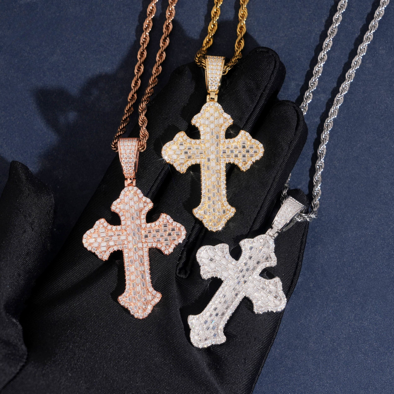 Colgante Cruz de Baguette Ornamentada con Diamantes de Laboratorio – Oro de 14k