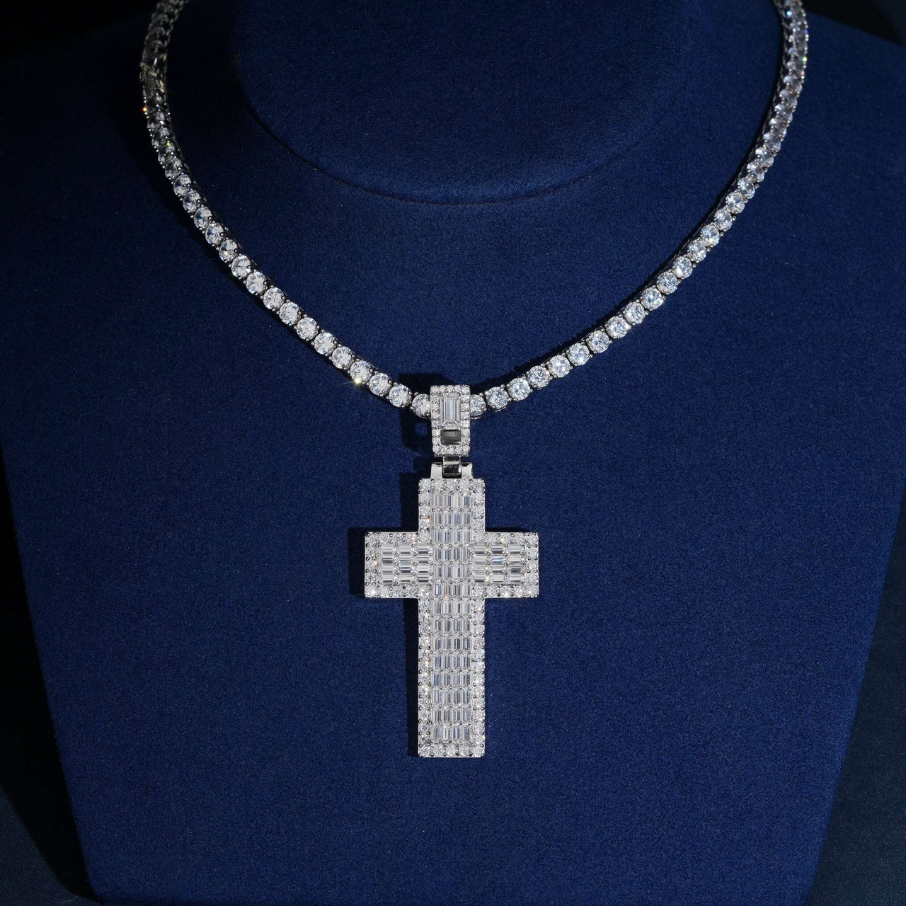Colgante cruz de baguette maciza con diamantes de laboratorio – Oro de 14k