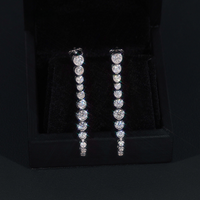 Aretes largos pavé con diamantes de laboratorio – Oro de 14k