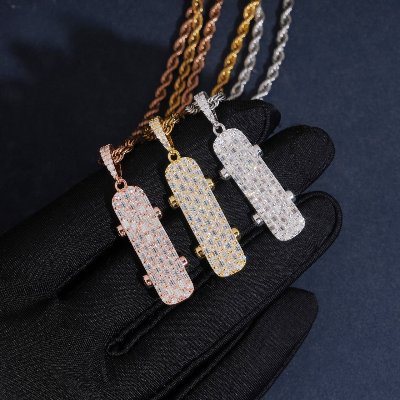 Colgante de patineta con diamante de laboratorio – Oro de 14k