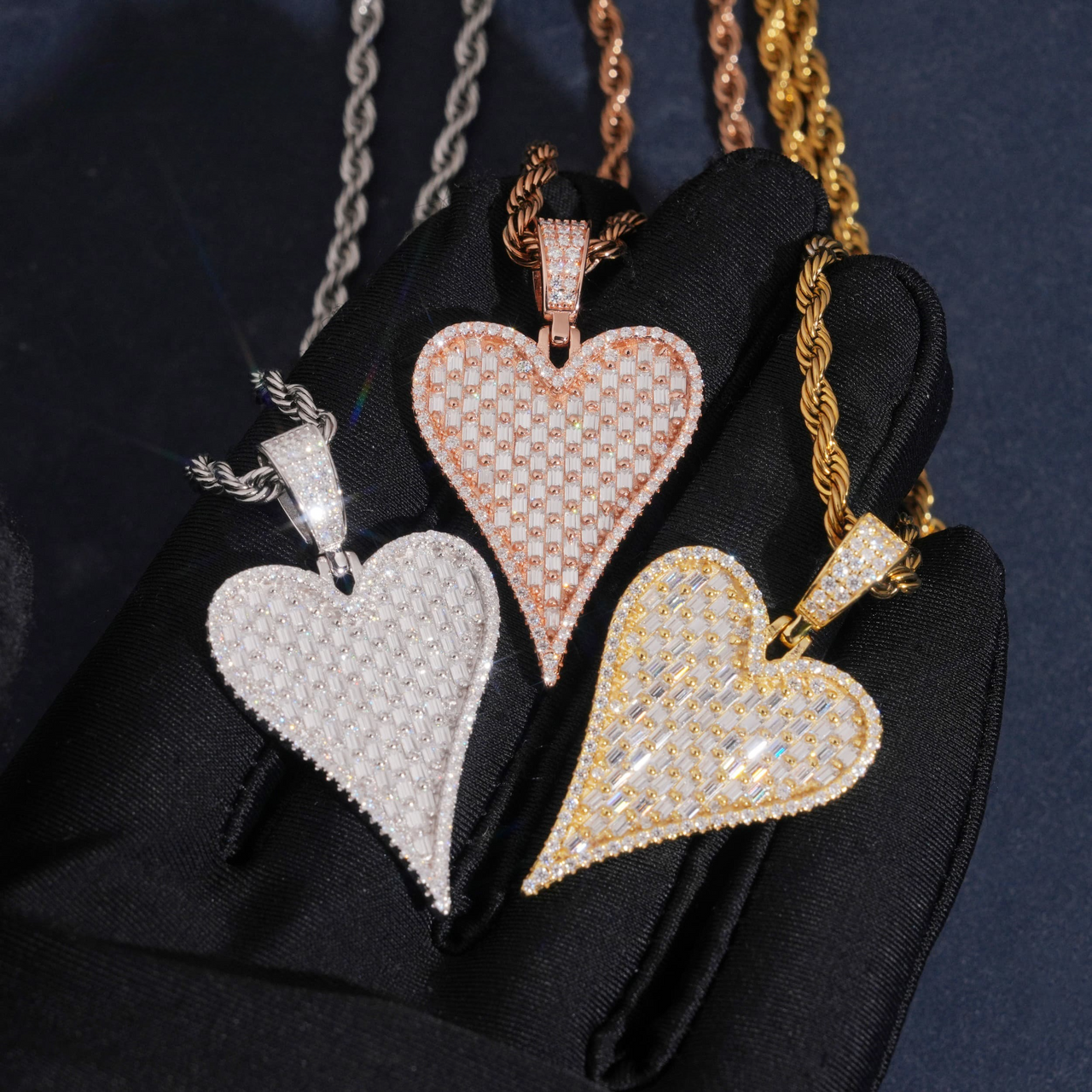 Colgante de corazón con diamantes de laboratorio talla baguette – Oro de 14k