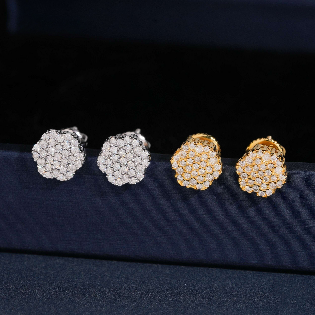 Pendientes de botón en racimo con pavé de flor circular y diamante de laboratorio – Oro de 14k