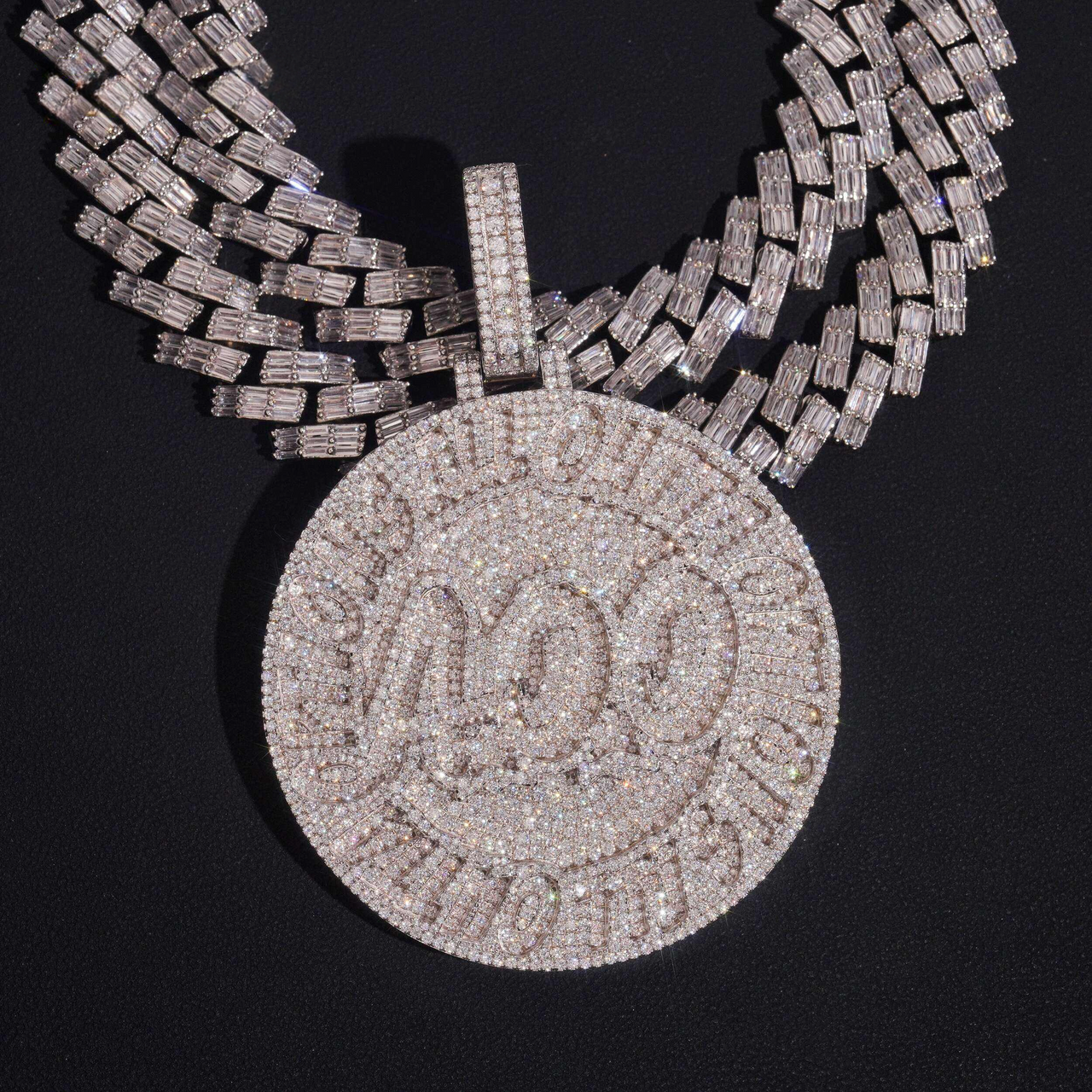 Colgante de medallón redondo personalizado de 2.5 pulgadas con diamante cultivado – Oro de 14k