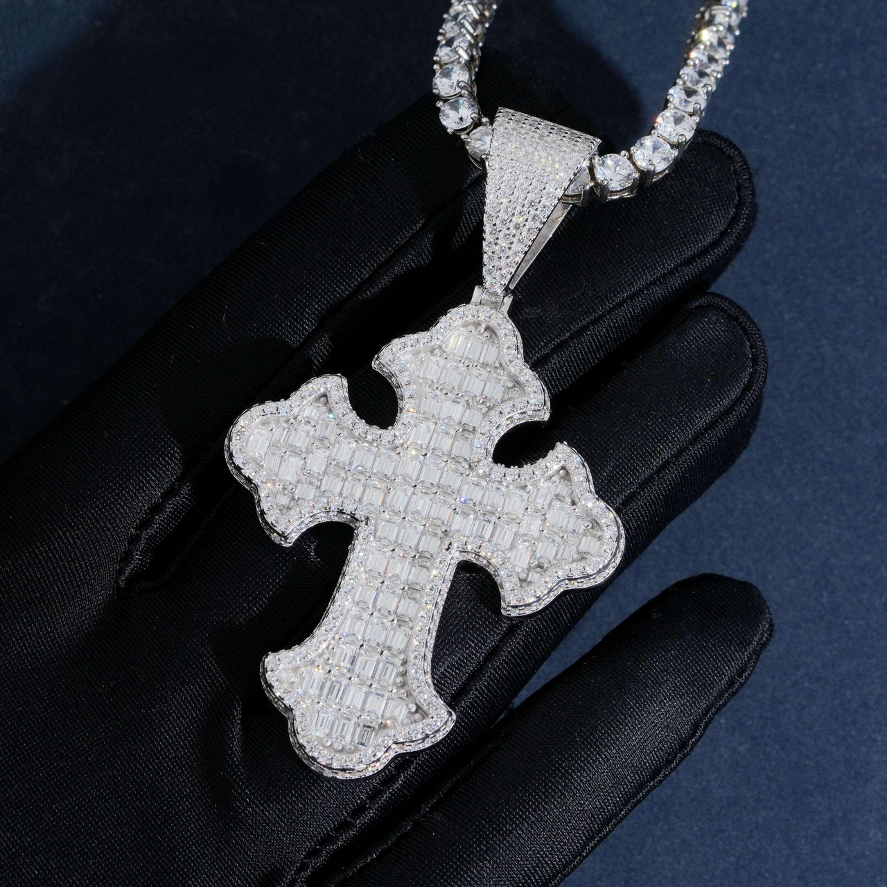 Colgante Cruz de Baguette con Diamantes de Laboratorio – Oro de 14k