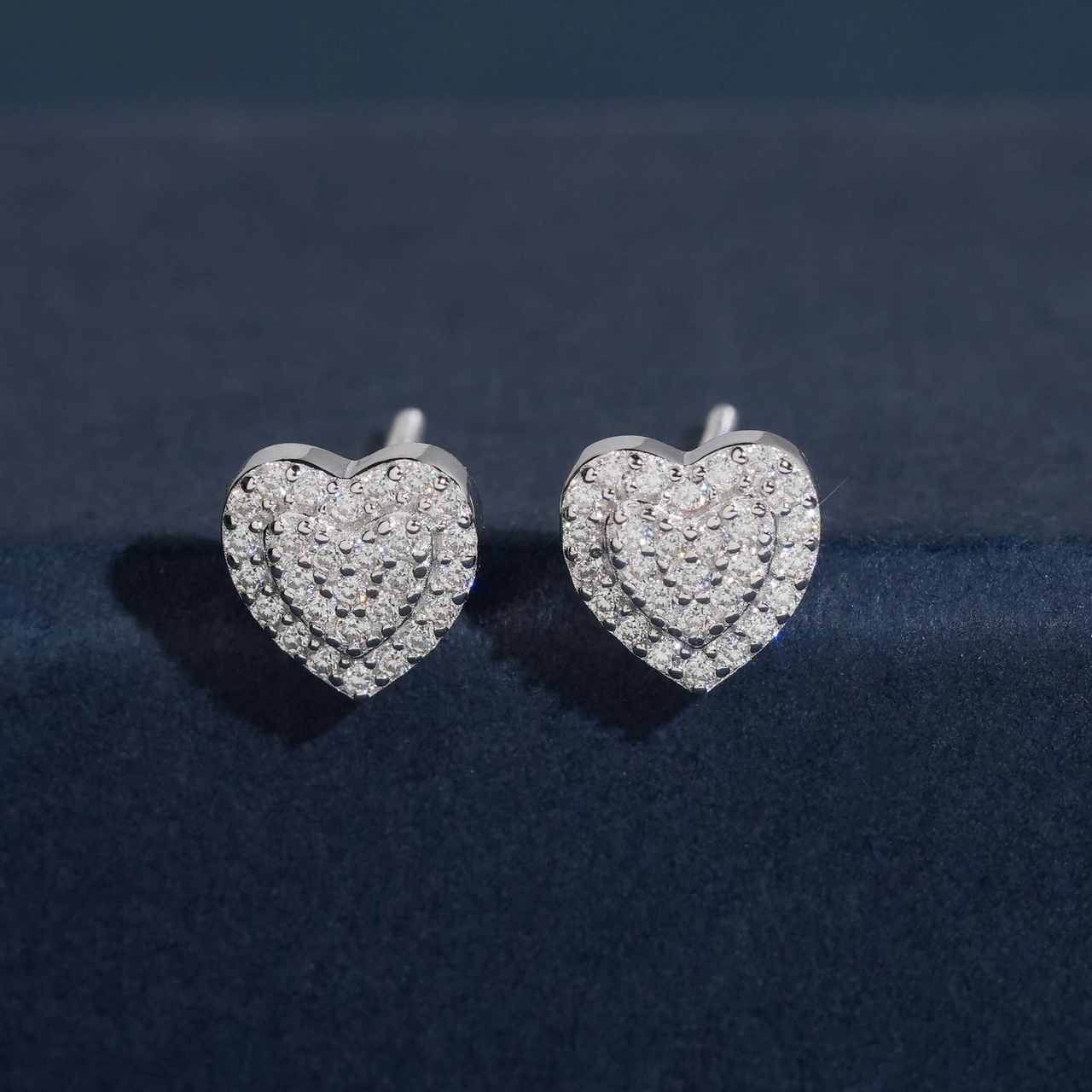 Pendientes de botón en racimo de corazón con diamantes cultivados – Oro de 14k