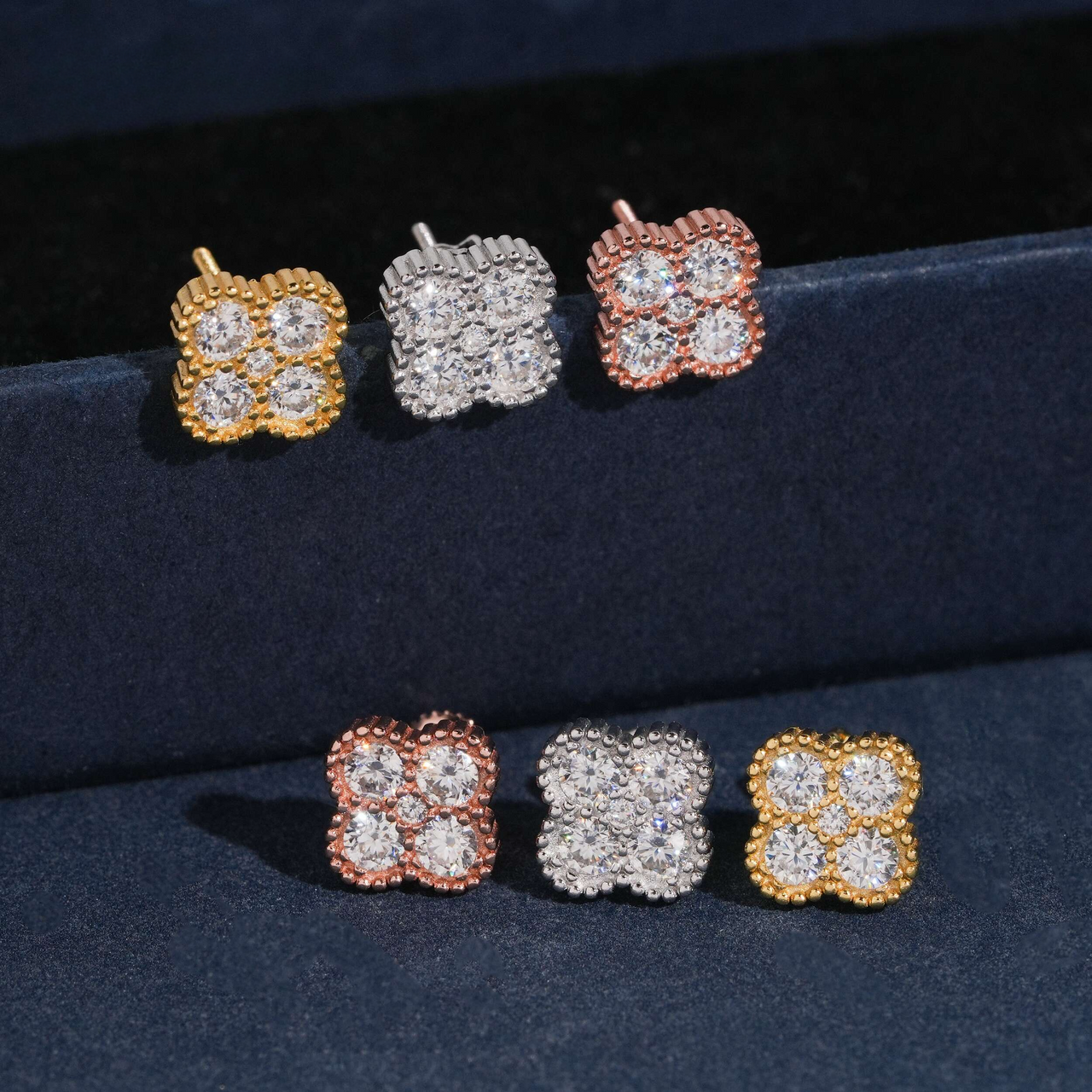 Pendientes de botón Clover Cluster de diamantes de laboratorio – Oro de 14k