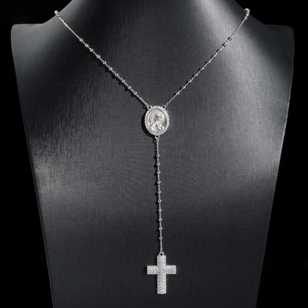 Collar largo tipo rosario con cruz de la Virgen María y pavé de diamantes de laboratorio de oro de 14k