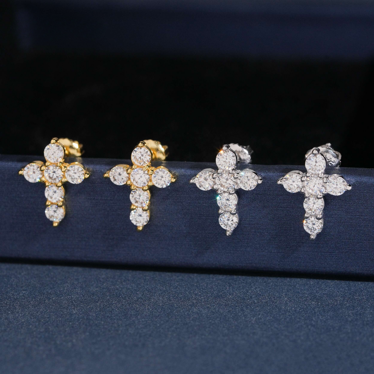 Pendientes de Tachuela Cruz Pavé con Diamantes de Laboratorio – Oro de 14k
