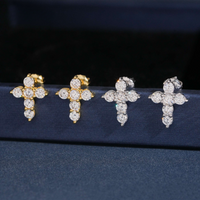 Pendientes de Tachuela Cruz Pavé con Diamantes de Laboratorio – Oro de 14k