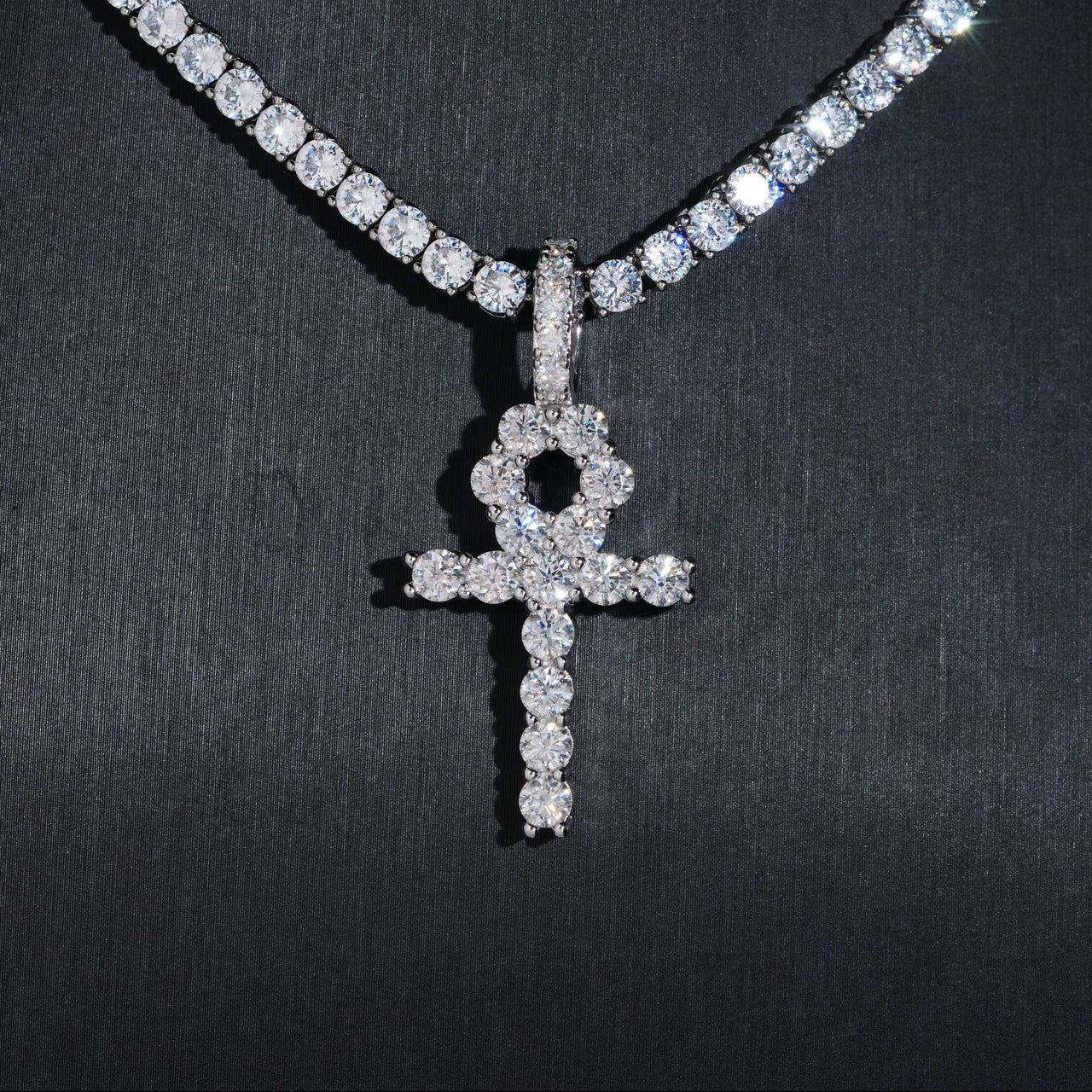Colgante Ankh con diamantes creados en laboratorio – Oro de 14k