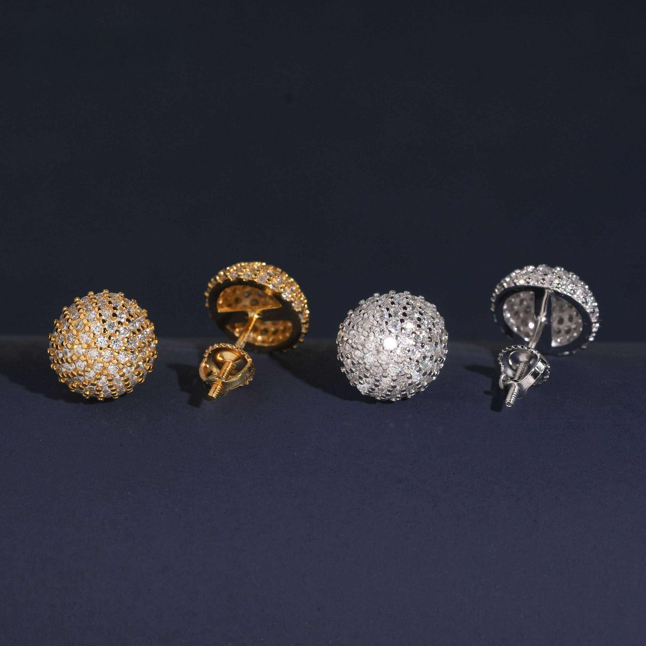 Pendientes de botón con grupo de diamantes de laboratorio engastados en pavé en forma de círculo – Oro de 14k