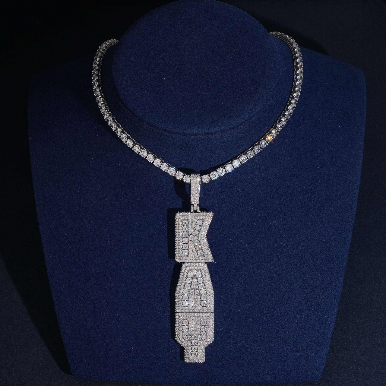 Colgante de diamante sintético de oro de 14k con engaste de panal personalizado